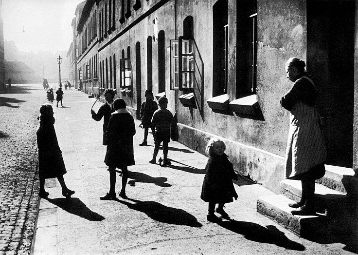 Kinder in der Grostadt, 1930-33